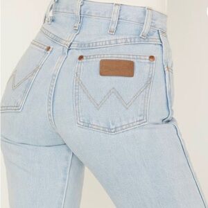 Wrangler Woman’s Lightwash Slim Fit Cowboy Cut Jeans